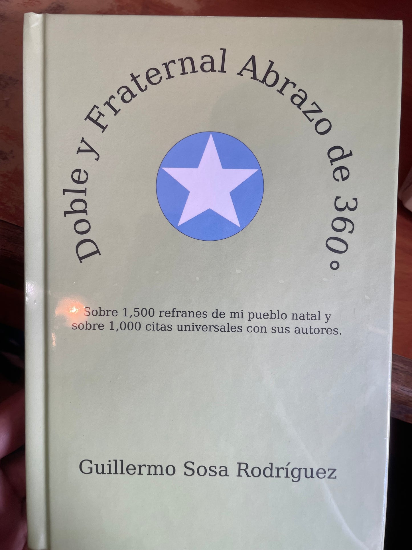 Doble y Fraternal Abrazo de 360 grados: Sobre 1,500 refranes de mi pueblo natal y sobre 1,000 citas universales con sus autores (Guillermo Sosa Rodríguez) Ediciones Mágica